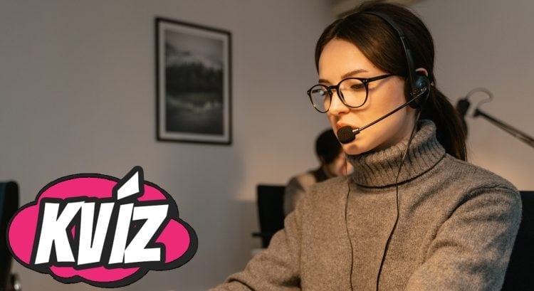 Žena telefonuje pri práci