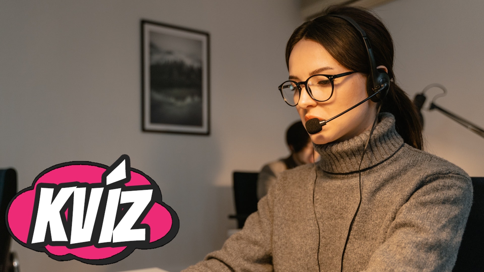 Žena telefonuje pri práci