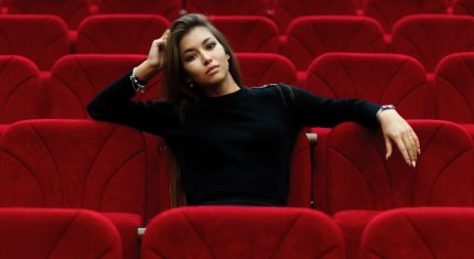 Žena sedí v divadle