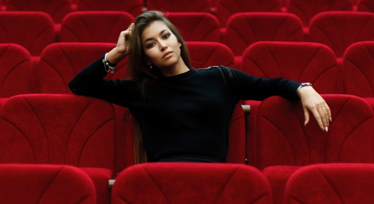 Žena sedí v divadle