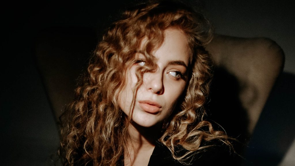 Ryšavá žena