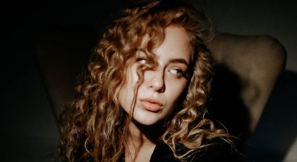 Ryšavá žena