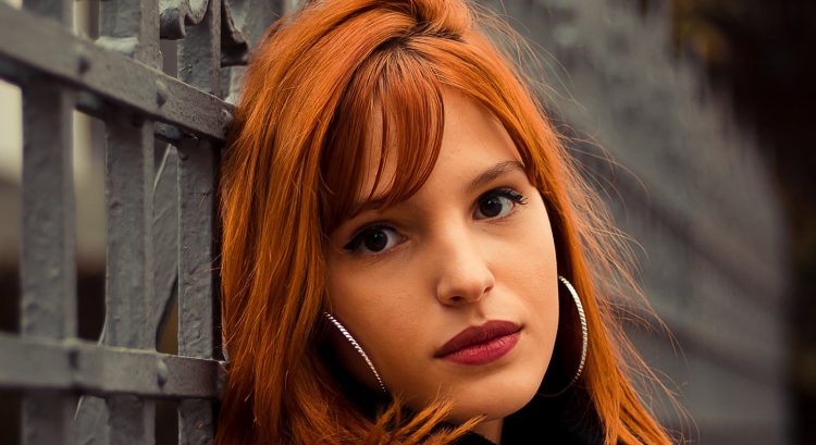 Ryšavá žena