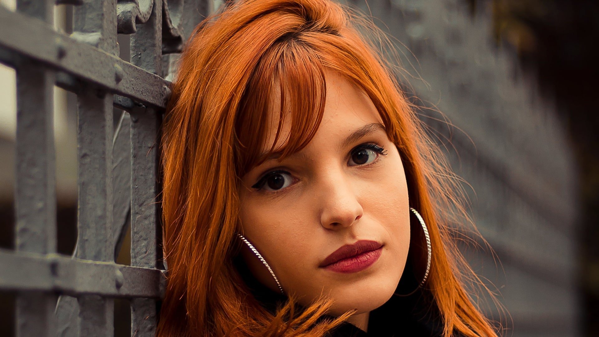 Ryšavá žena
