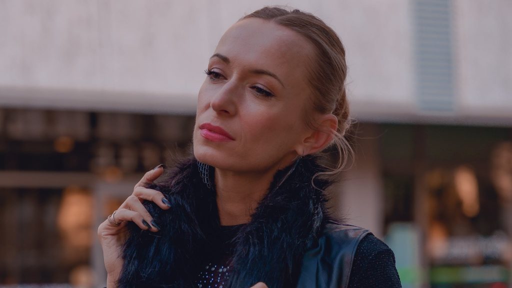 Smutná žena premýšľa