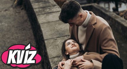 Žena leží na mužovi a usmieva sa na neho