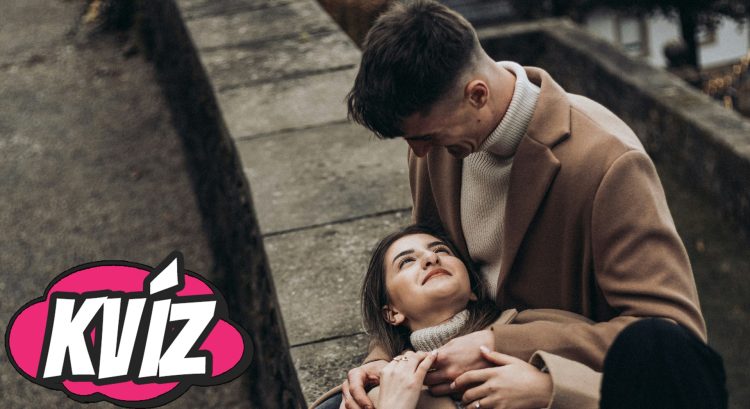 Žena leží na mužovi a usmieva sa na neho