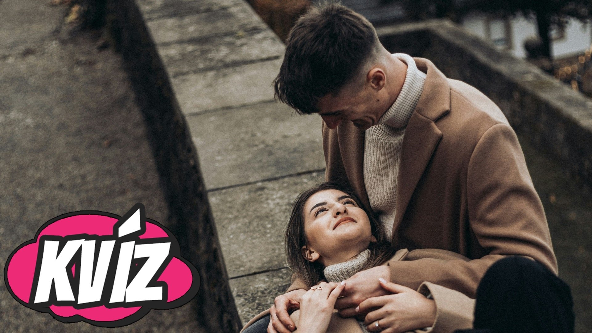 Žena leží na mužovi a usmieva sa na neho