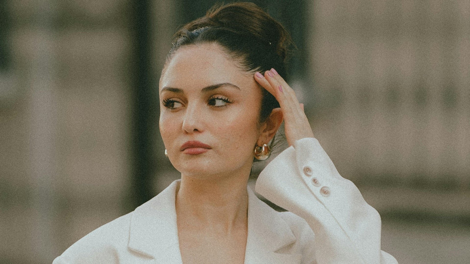 Zamyslená žena