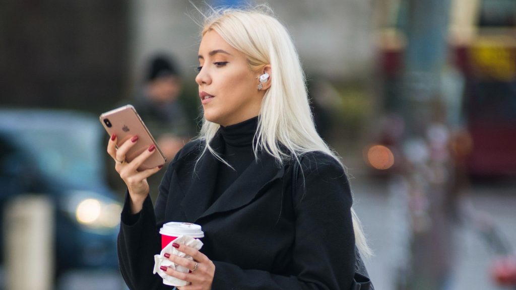 Zaneprázdnená žena s mobilom v ruke