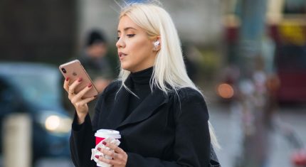 Zaneprázdnená žena s mobilom v ruke