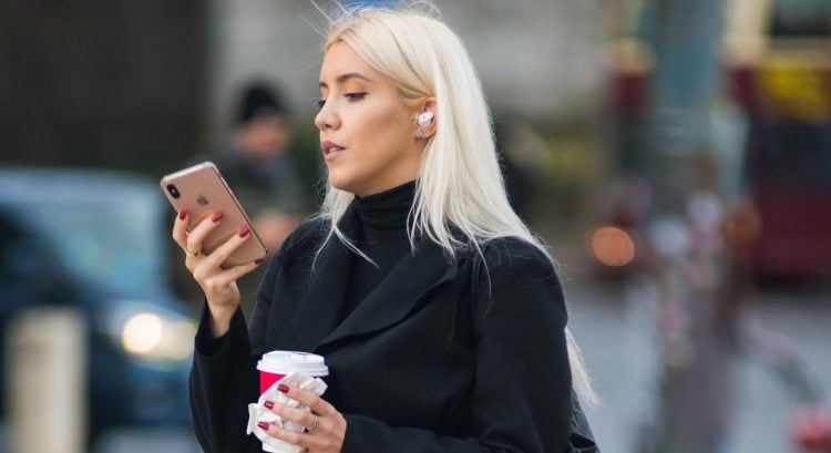 Zaneprázdnená žena s mobilom v ruke