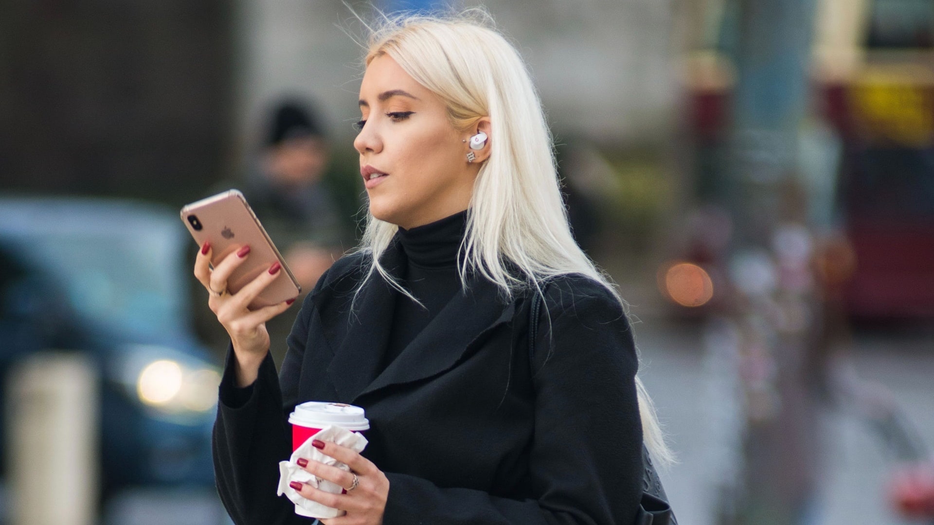 Zaneprázdnená žena s mobilom v ruke