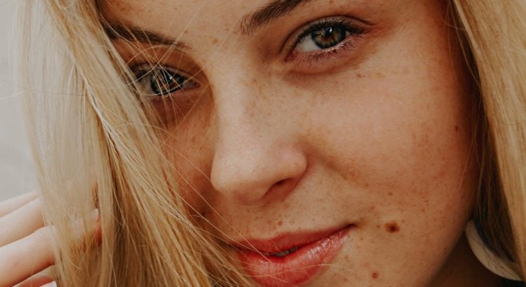 žena