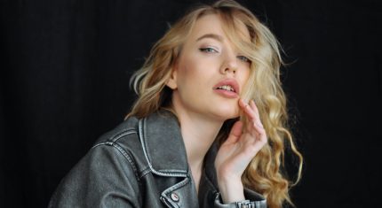 žena