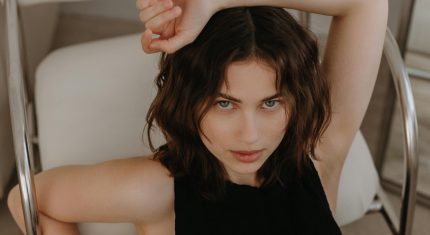 žena