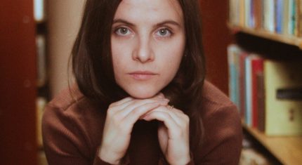 žena