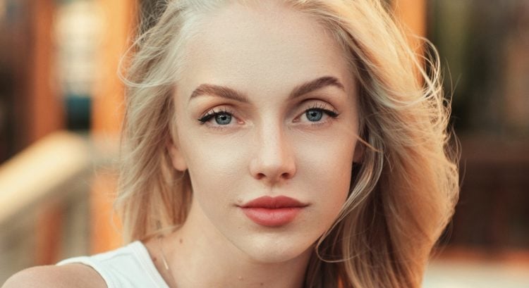 žena