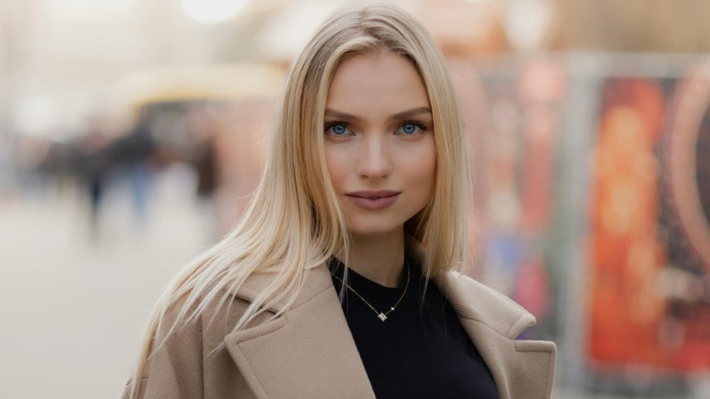 žena