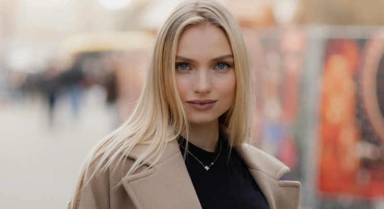 žena