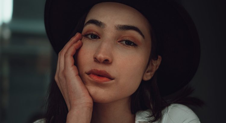 žena