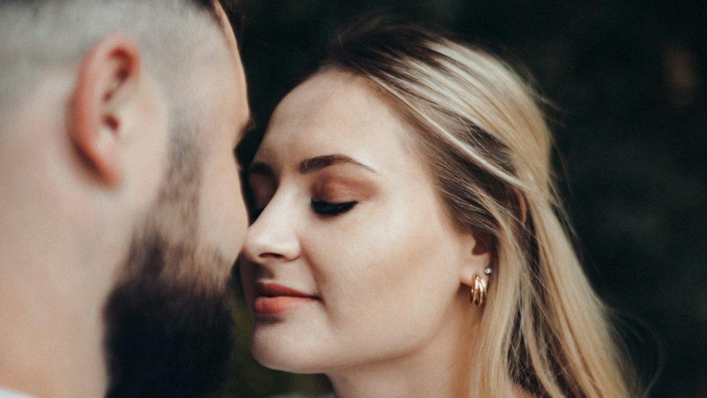 Žena chce dať mužovi pusu