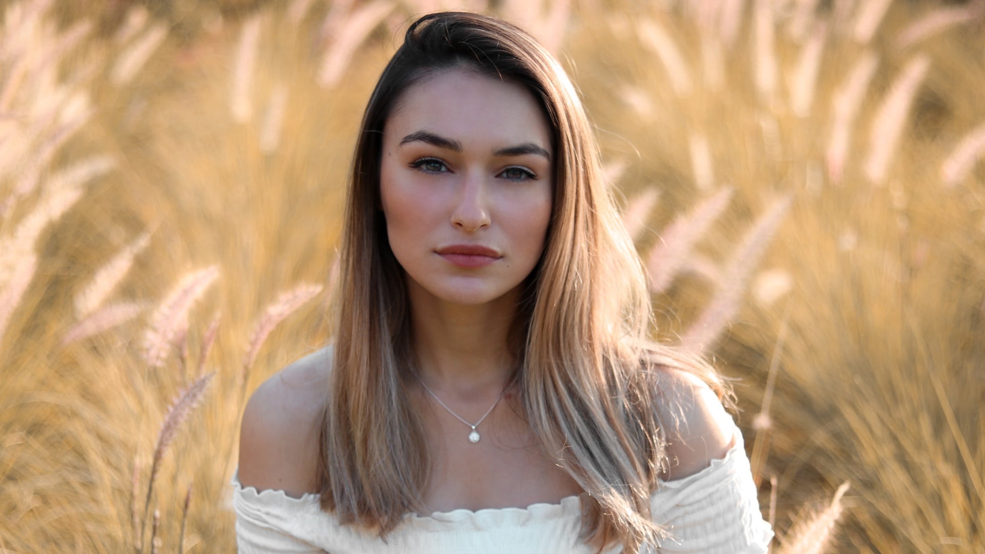 Žena sedí na lúke