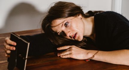 Žena plače a má zlomené srdce