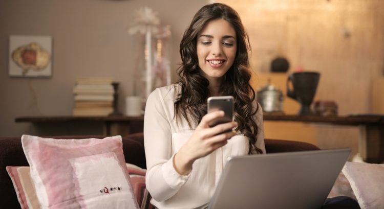 žena s mobilom
