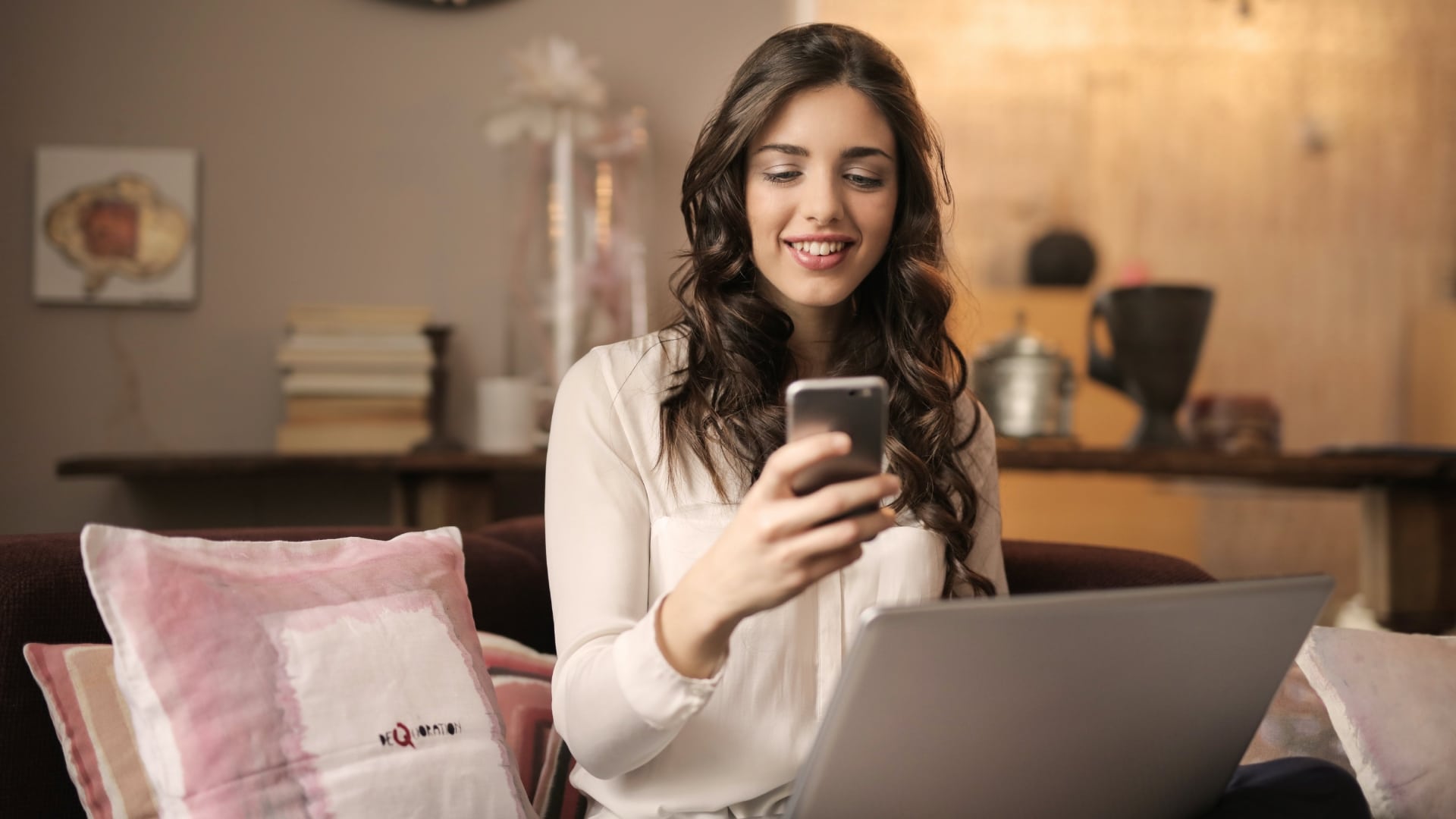 žena s mobilom