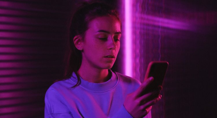 Žena s mobilom