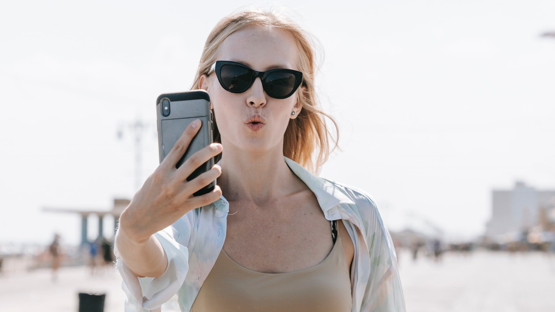 Žena si robí selfie