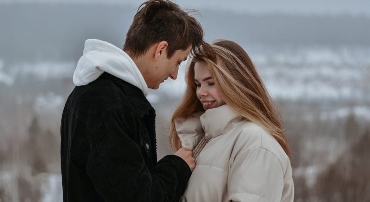 Mladá dvojica sa na seba pozerá