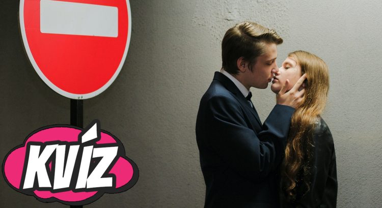 Muž chce pobozkať ženu