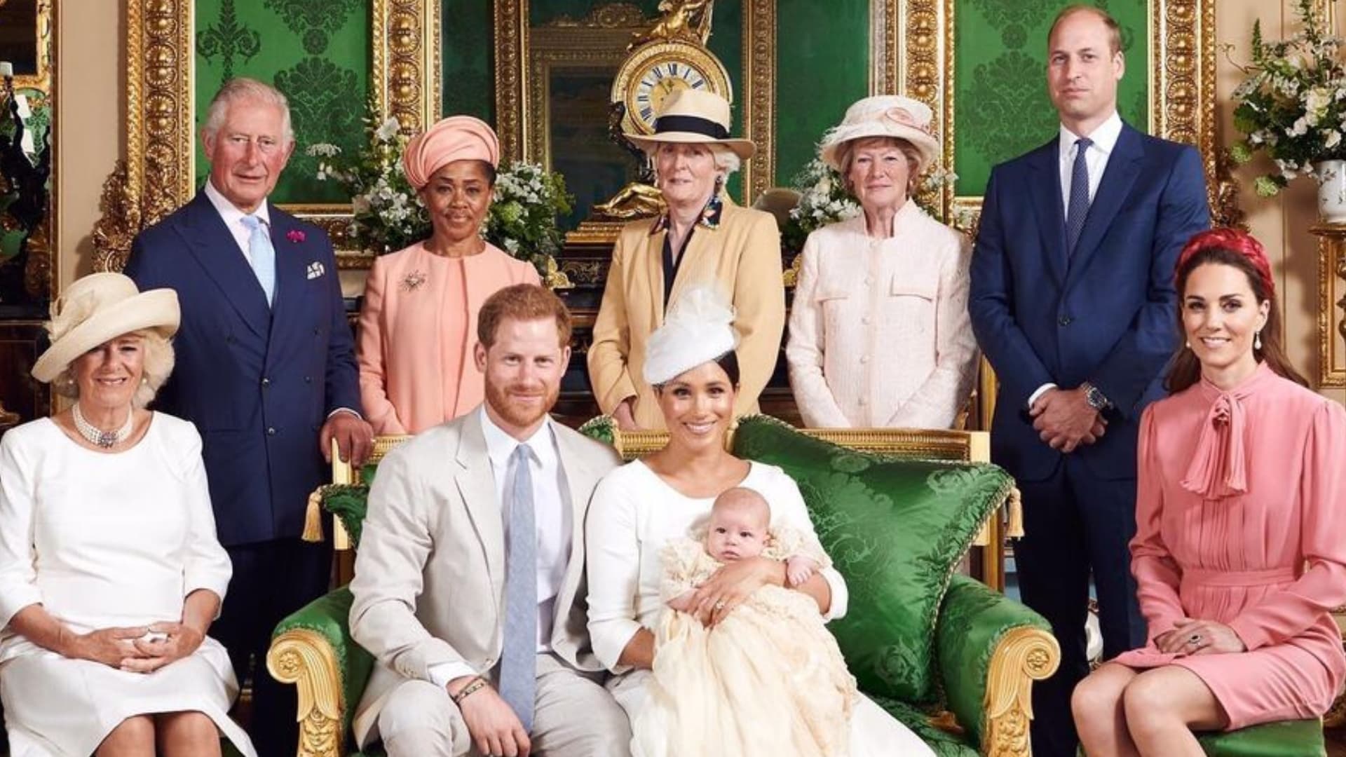 Princ Harry a Meghan Markle s kráľovskou rodinou