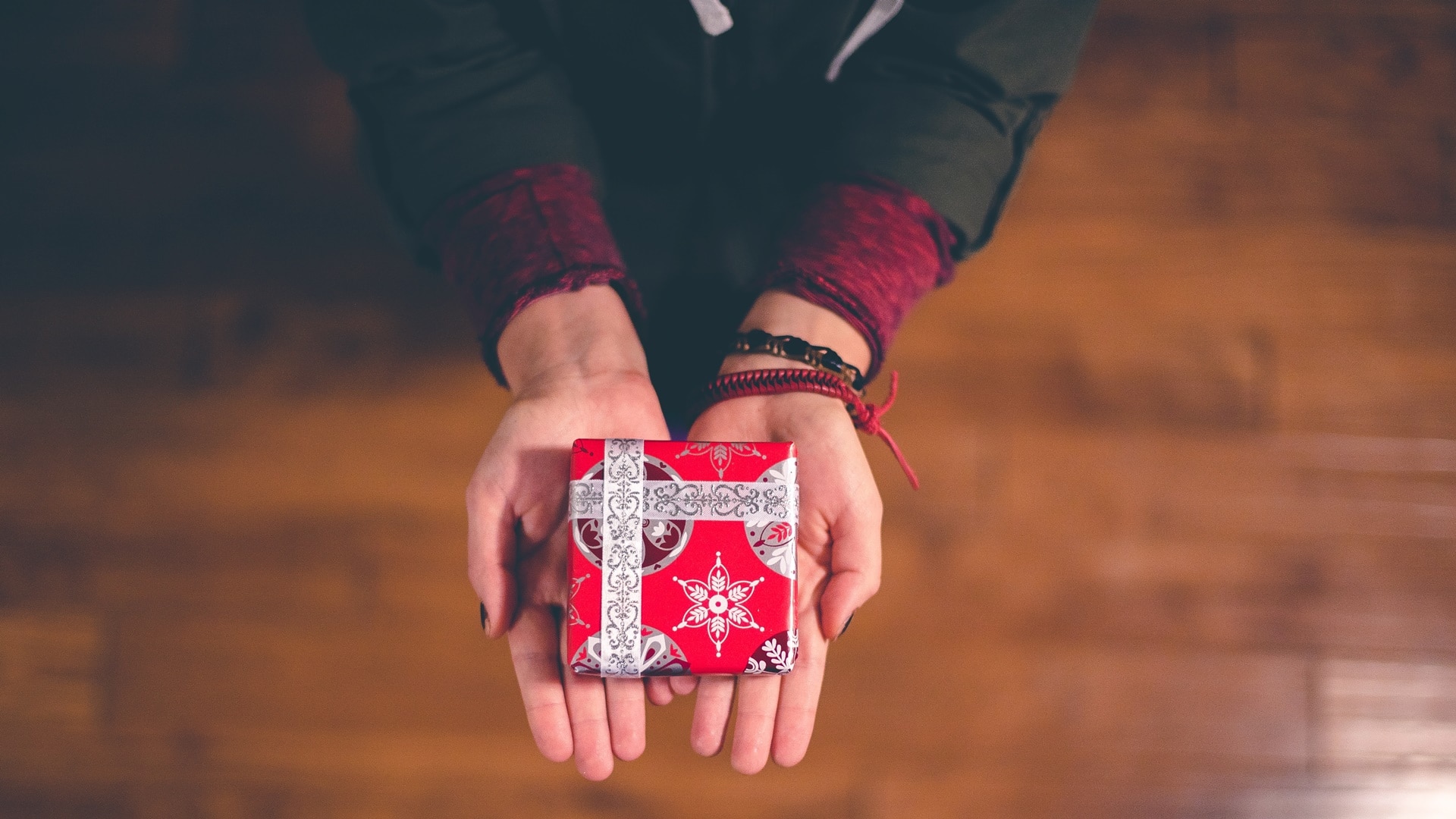 Žena má v rukách vianočný darček