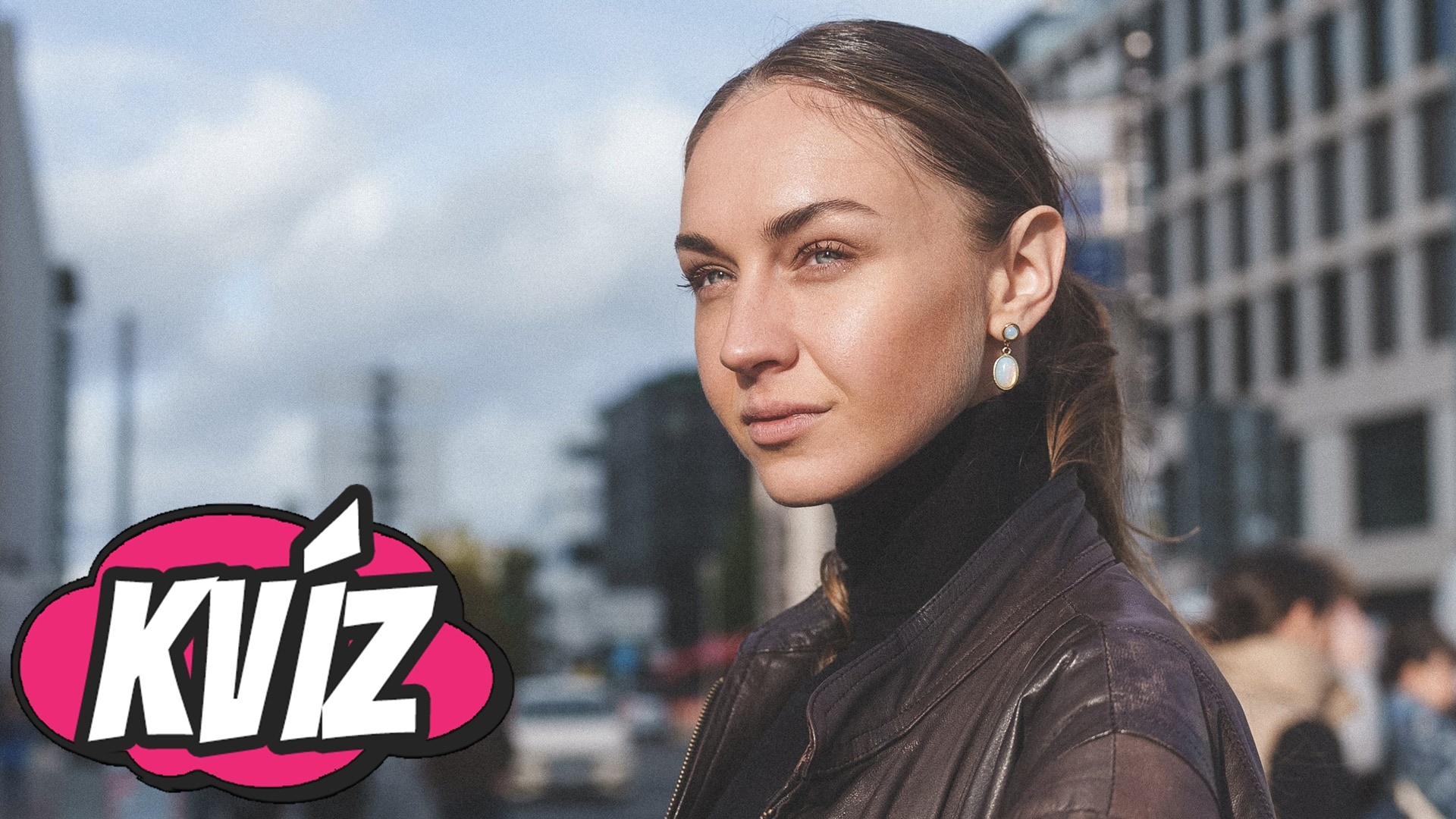 Zamyslená žena pozerá pred seba