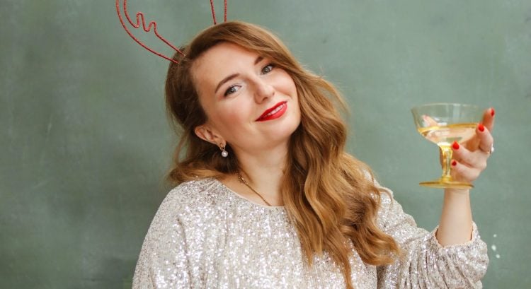 Žena drží v ruke pohár