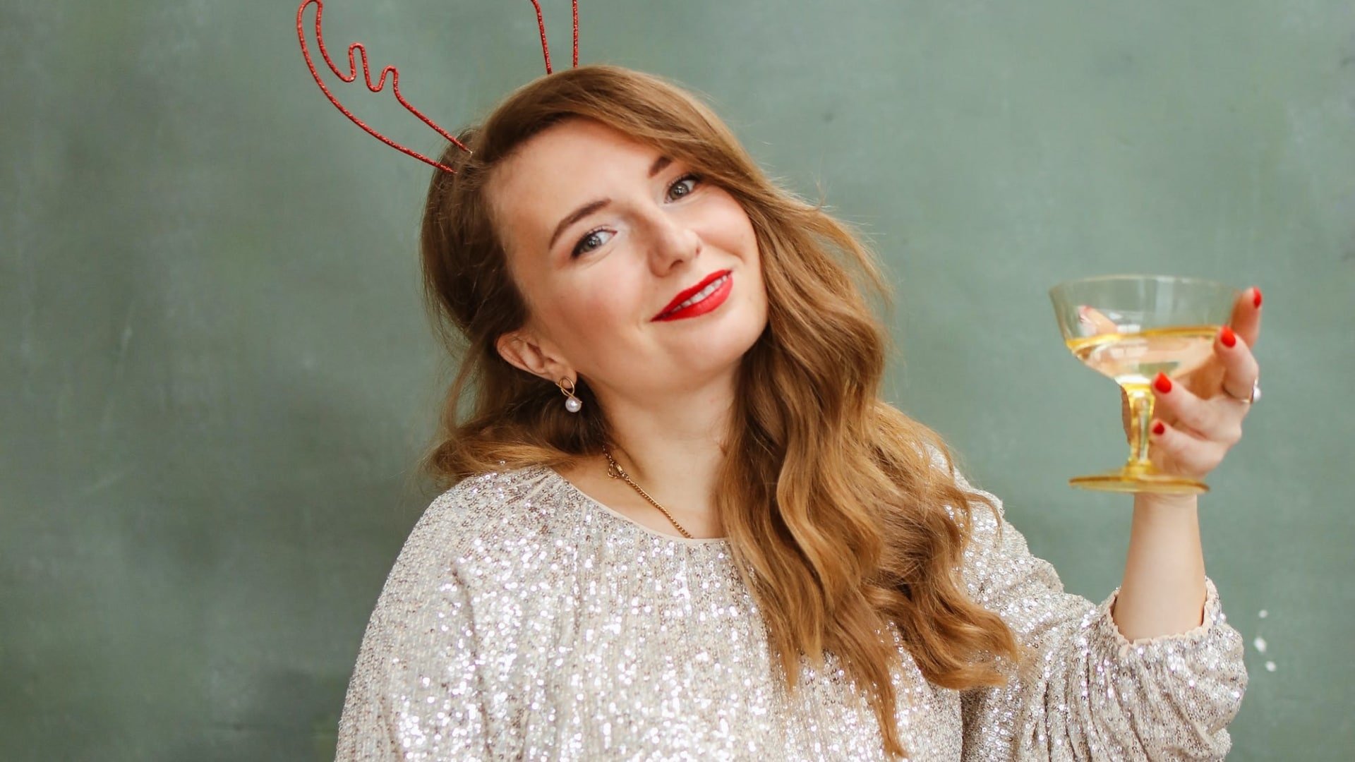 Žena drží v ruke pohár