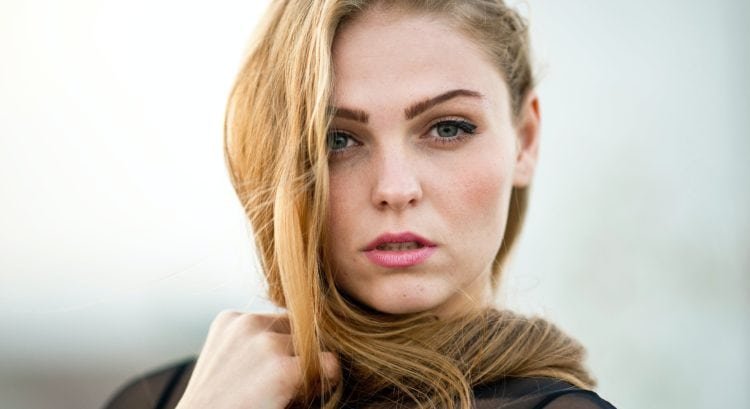 žena