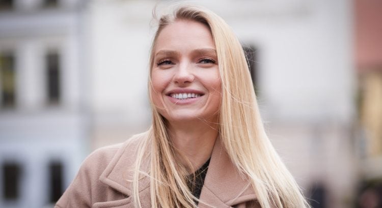 žena