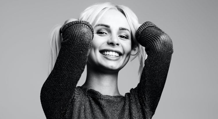 žena