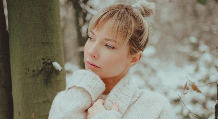 Žena stojí pri strome