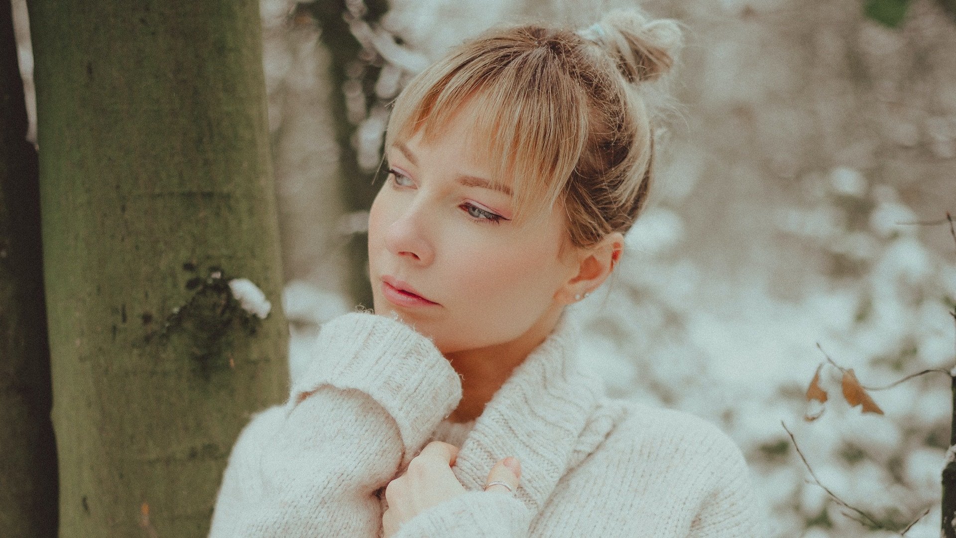 Žena stojí pri strome