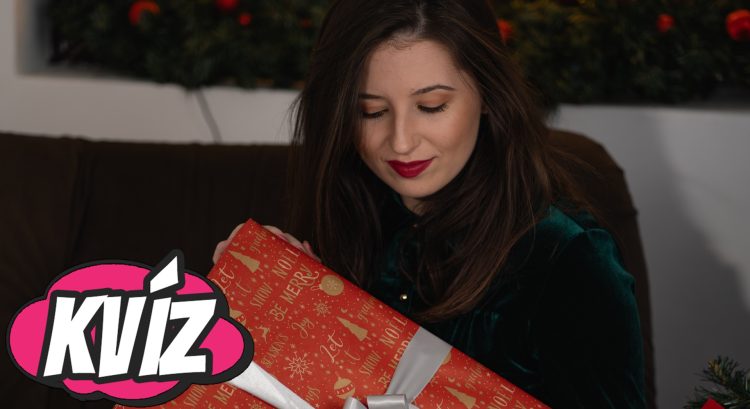 Žena má v rukách vianočný darček