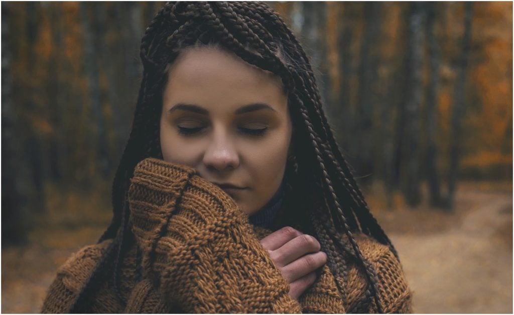 empatická žena v lese