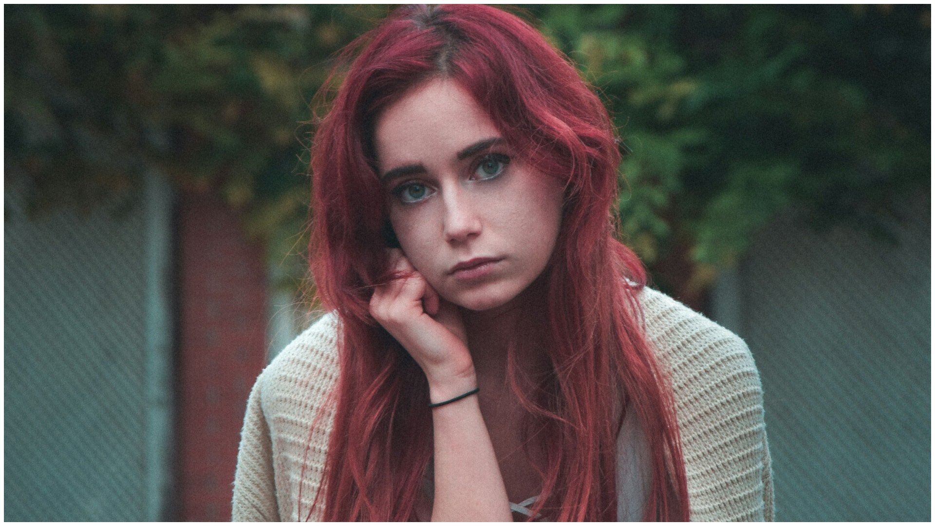 žena s červenými vlasmi sa bojí o budúcnosť