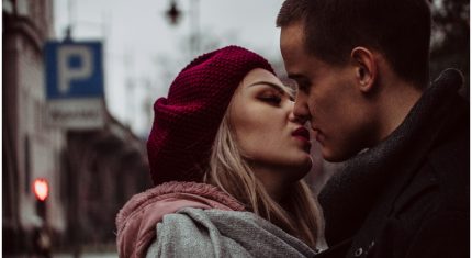 žena s mužom si dávajú bozk na rande