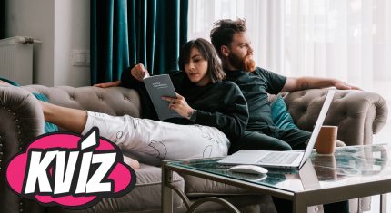 Žena sedí na gauči s priateľom