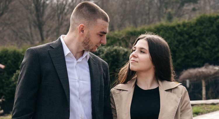Muž a žena pozerajú na seba